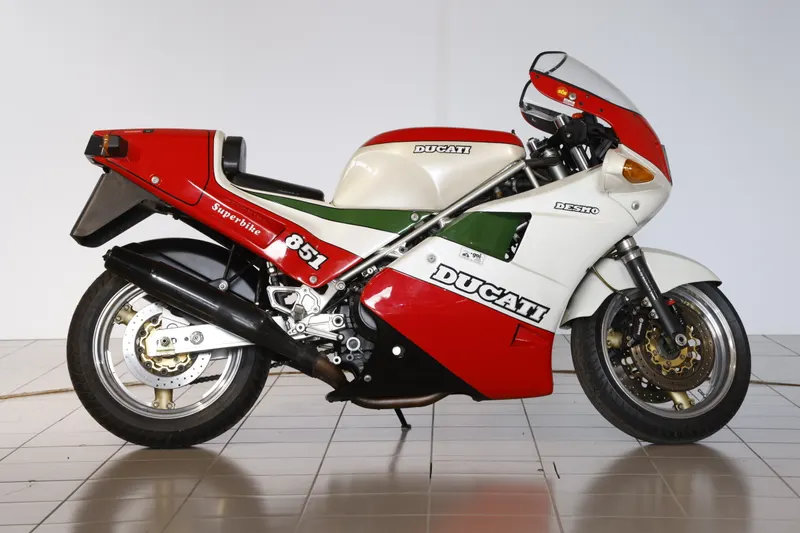 851 Tricolore 9
