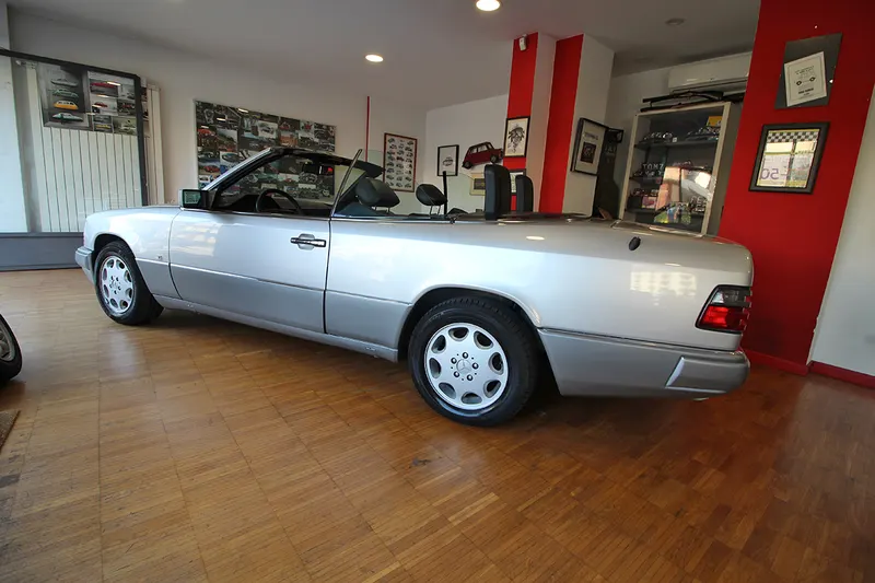 Mercedes-Benz 300 Cabrio CE-24 C124 11