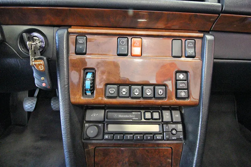 Mercedes-Benz 300 Cabrio CE-24 C124 32