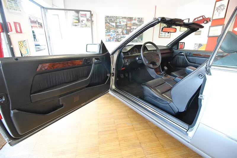 Mercedes-Benz 300 Cabrio CE-24 C124 23