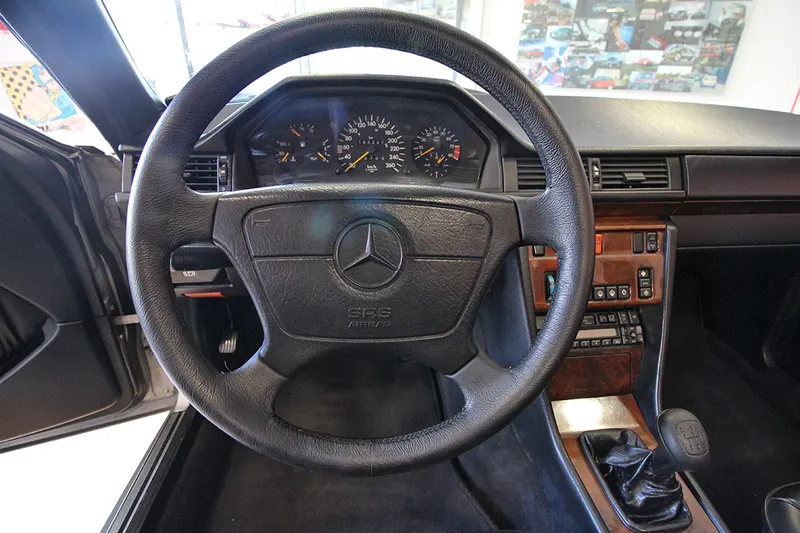 Mercedes-Benz 300 Cabrio CE-24 C124 30