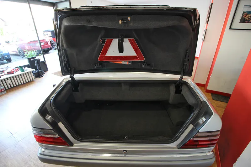 Mercedes-Benz 300 Cabrio CE-24 C124 47
