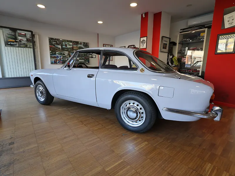 Alfa Romeo 1750 GT Veloce 15
