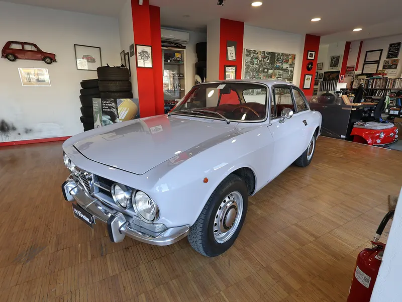 Alfa Romeo 1750 GT Veloce 2