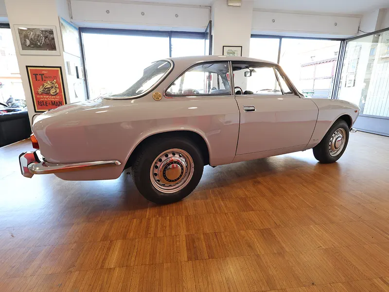 Alfa Romeo 1750 GT Veloce 10