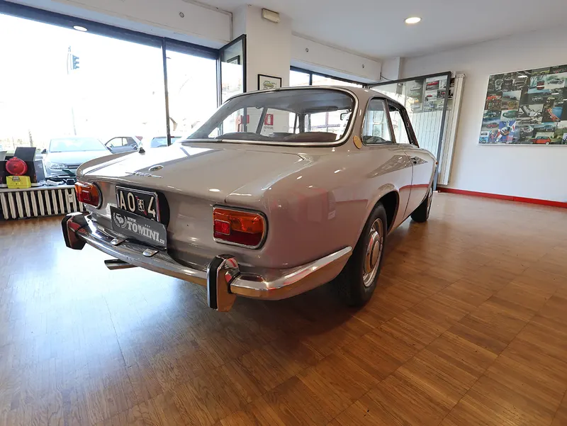 Alfa Romeo 1750 GT Veloce 11