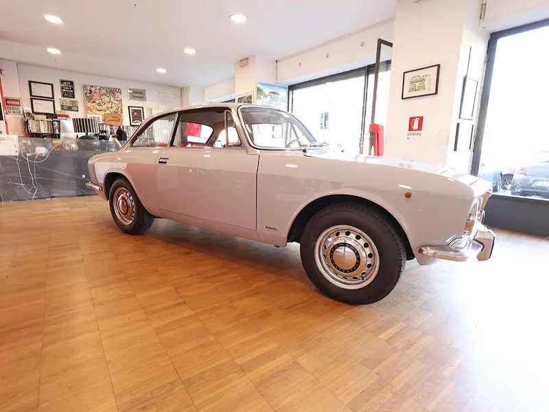 Alfa Romeo 1750 GT Veloce 8