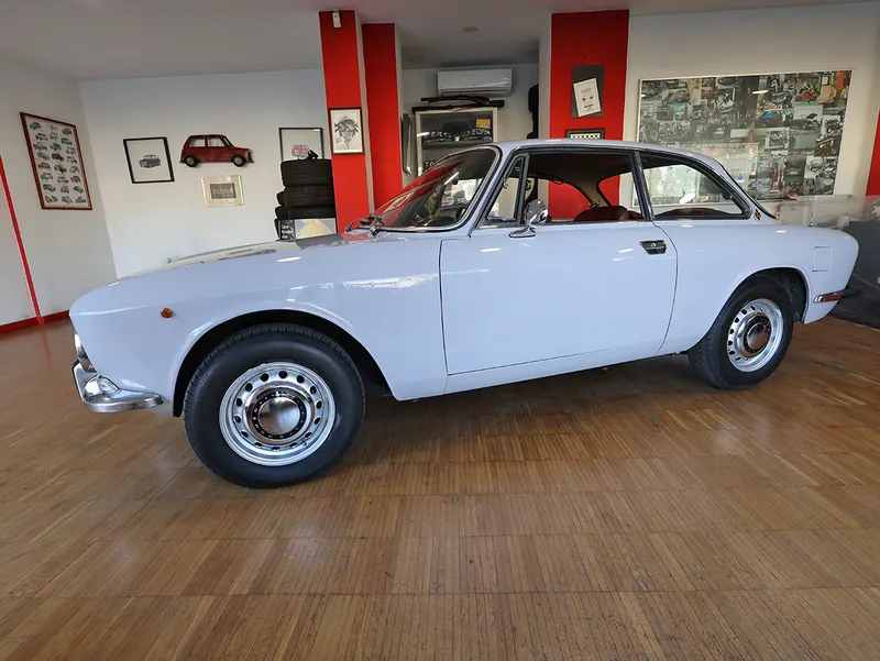 Alfa Romeo 1750 GT Veloce 16