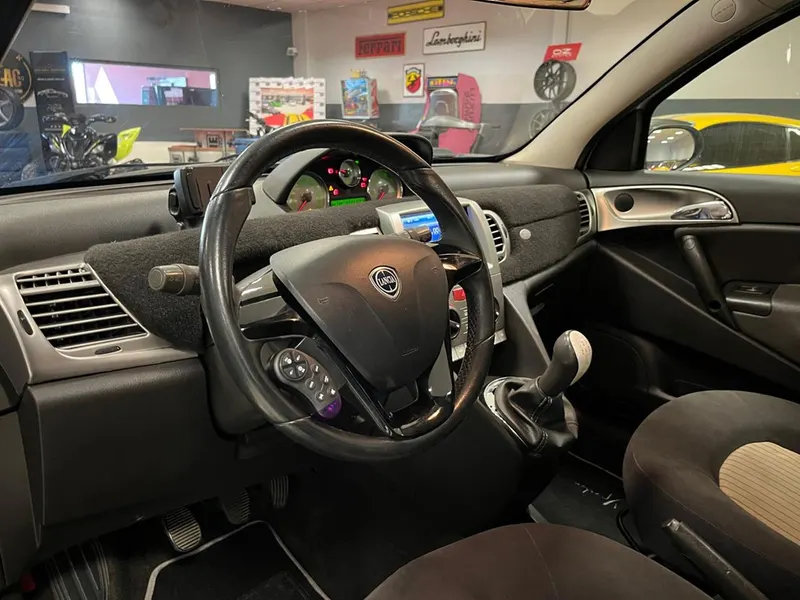 Lancia Ypsilon 11