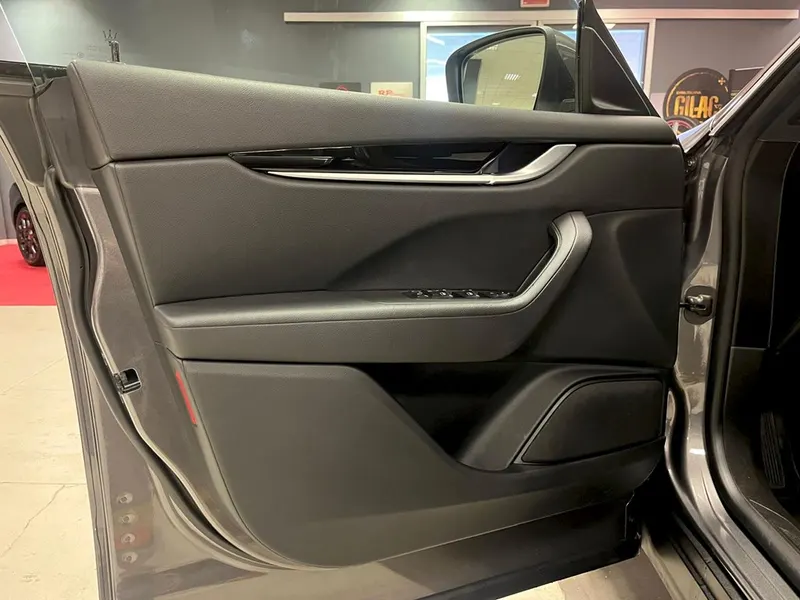 Maserati Levante Q4 V6 250cv 10
