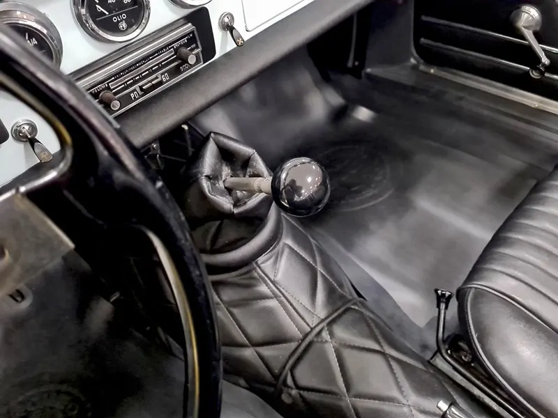 Alfa Romeo Spider Duetto Osso di Seppia 17