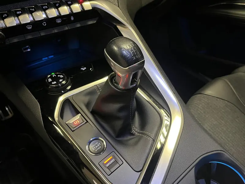 Peugeot 3008 1.2 GT LINE 19