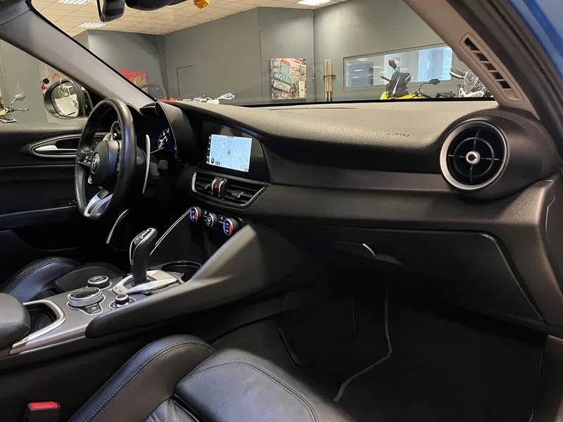 Alfa Romeo Giulia 2.2 210cv AT8 AWD Q4 Veloce 12