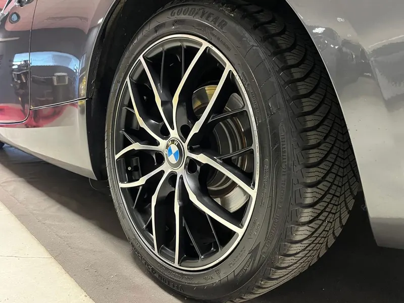 BMW 320 i 8