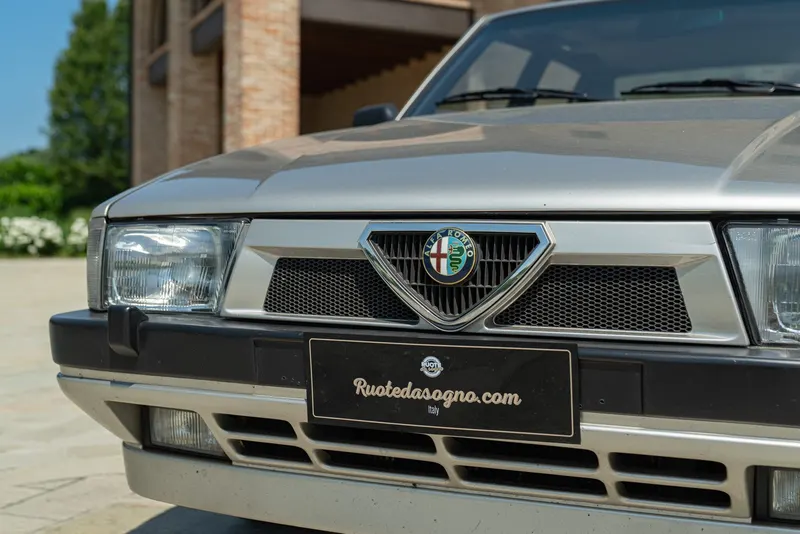 Alfa Romeo 75 2.0 12
