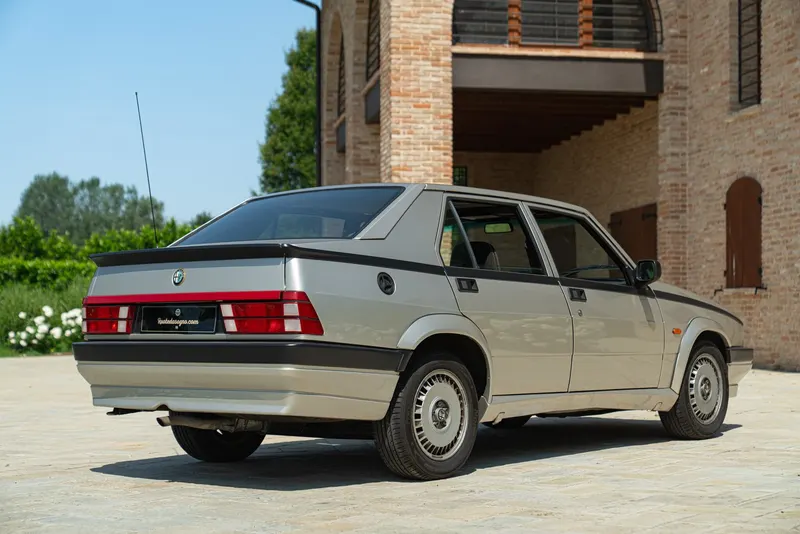 Alfa Romeo 75 2.0 6
