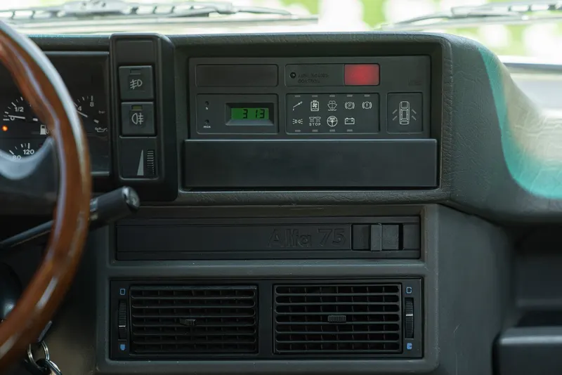 Alfa Romeo 75 2.0 41
