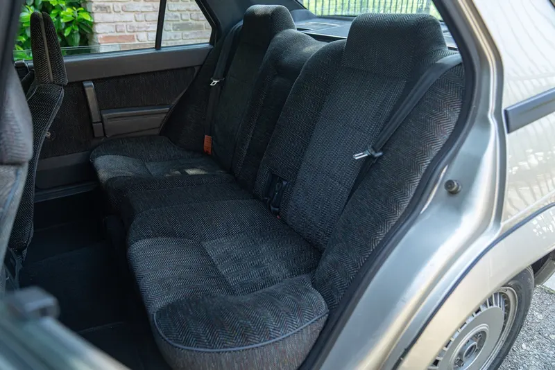 Alfa Romeo 75 2.0 28
