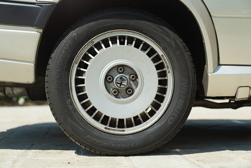 Alfa Romeo 75 2.0 21