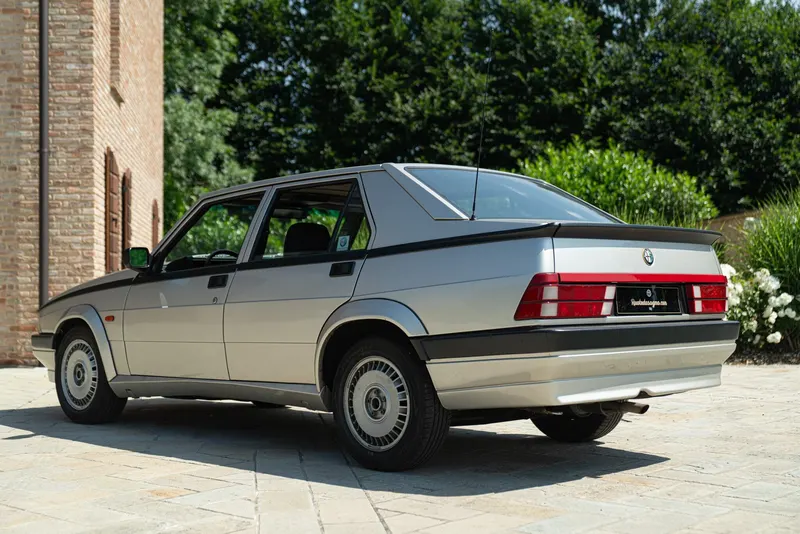 Alfa Romeo 75 2.0 7