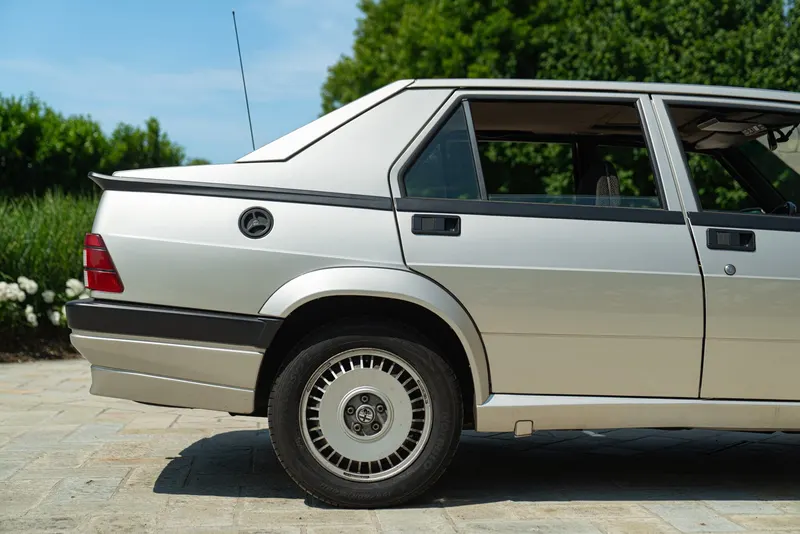 Alfa Romeo 75 2.0 19