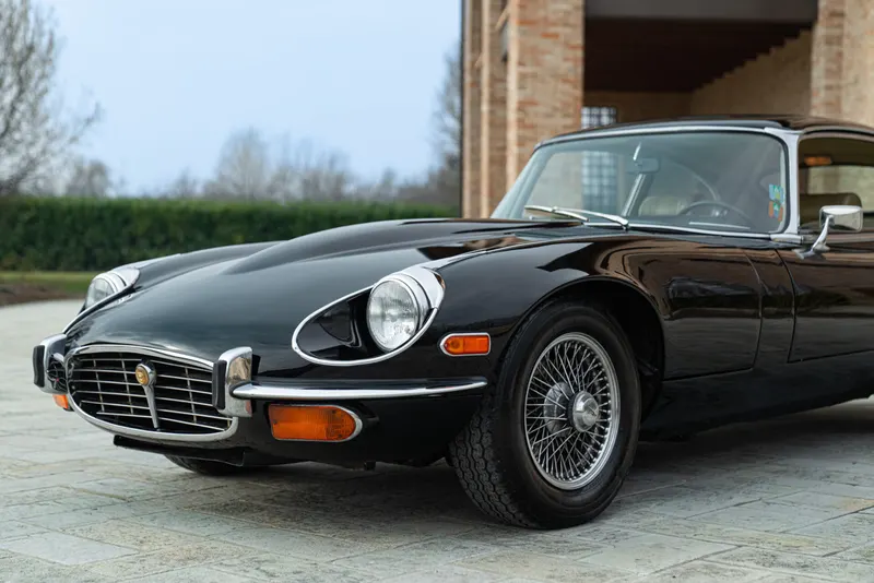 Jaguar E-TYPE COUPE 5.3 V12 13