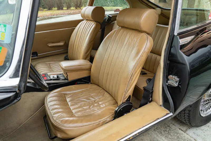 Jaguar E-TYPE COUPE 5.3 V12 28