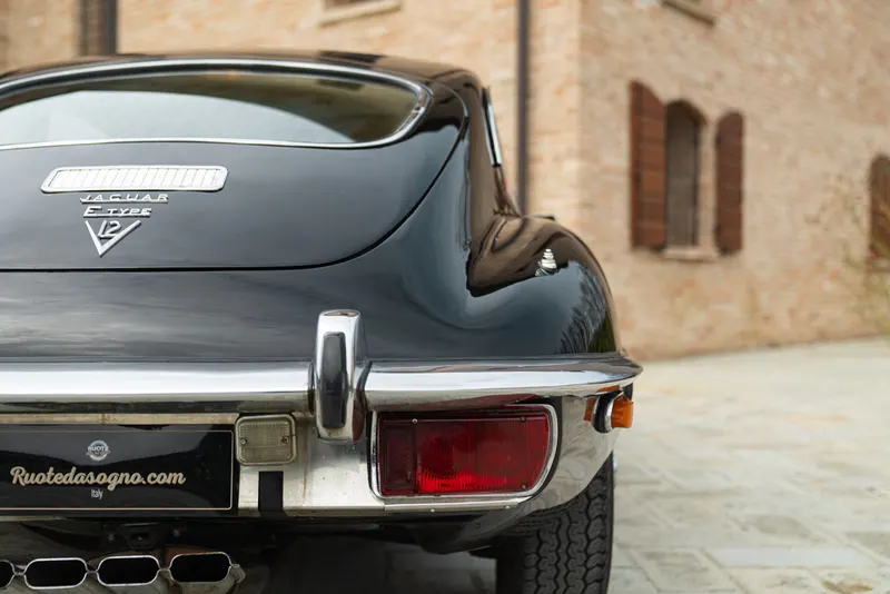 Jaguar E-TYPE COUPE 5.3 V12 11