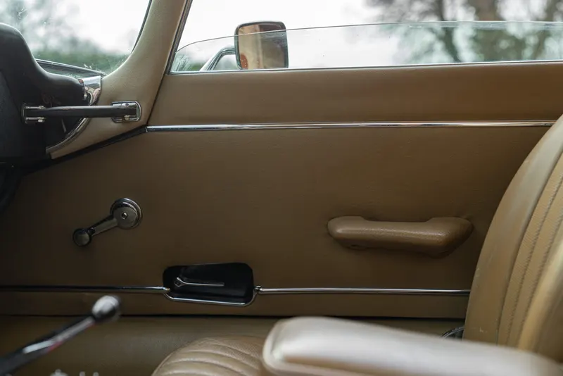 Jaguar E-TYPE COUPE 5.3 V12 35