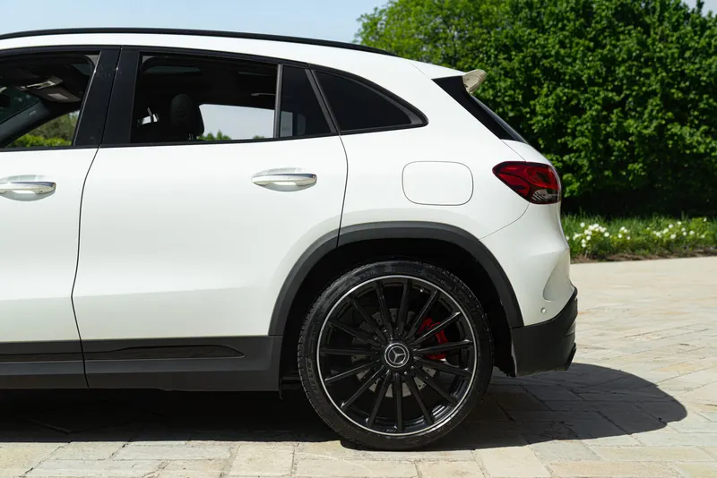 Mercedes-Benz AMG GLA 45 S 14