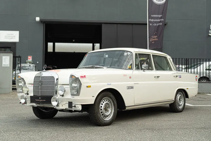 Mercedes-Benz 220 S RALLY 8