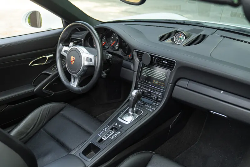 Porsche 991 (911) CARRERA GTS CABRIOLET 38