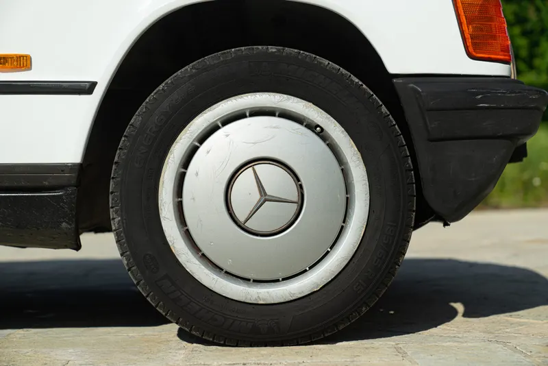 Mercedes-Benz 190 E 15