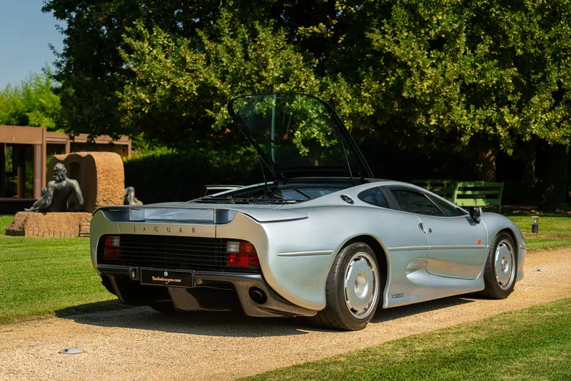 Jaguar XJ 220 6