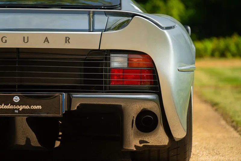 Jaguar XJ 220 15