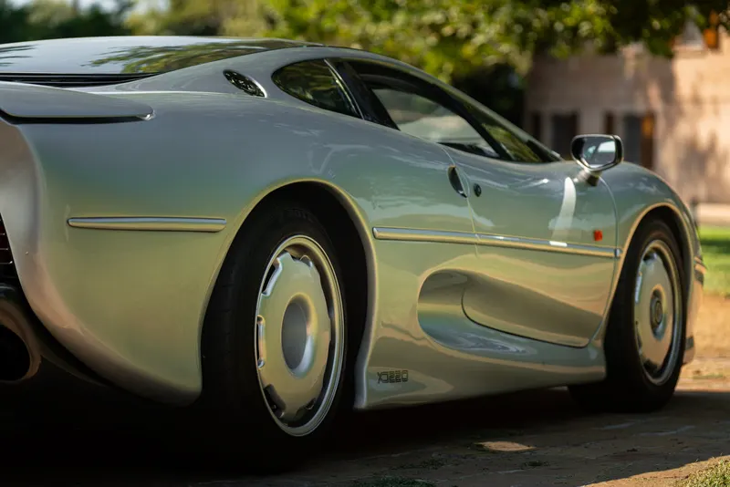 Jaguar XJ 220 26