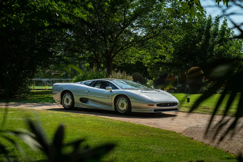 Jaguar XJ 220 7