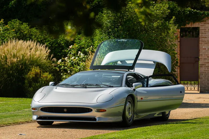 Jaguar XJ 220 21