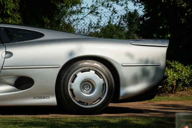 Jaguar XJ 220 19