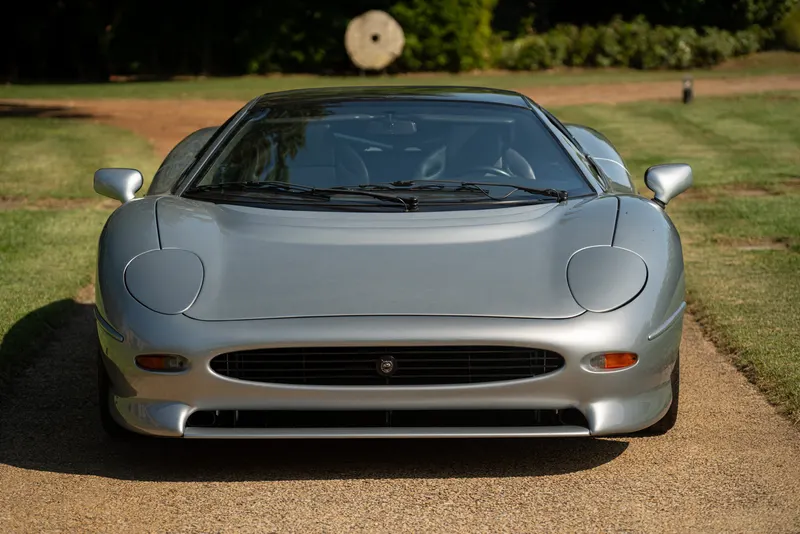 Jaguar XJ 220 18
