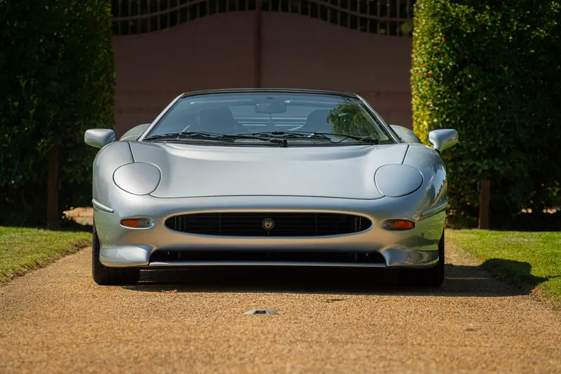Jaguar XJ 220 2