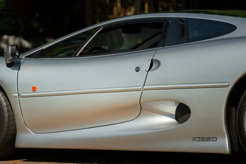 Jaguar XJ 220 23