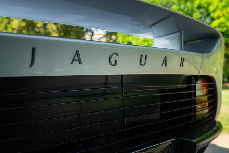 Jaguar XJ 220 10