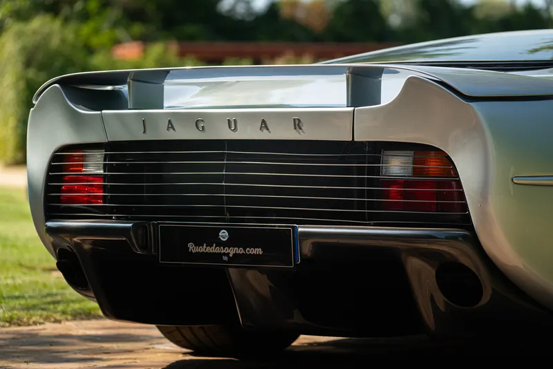 Jaguar XJ 220 13