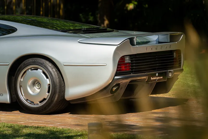 Jaguar XJ 220 25