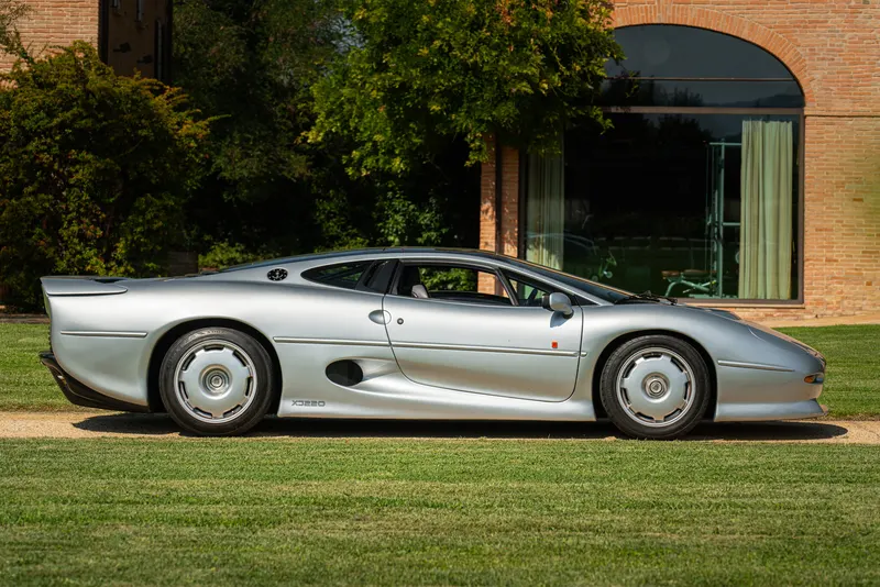 Jaguar XJ 220 3