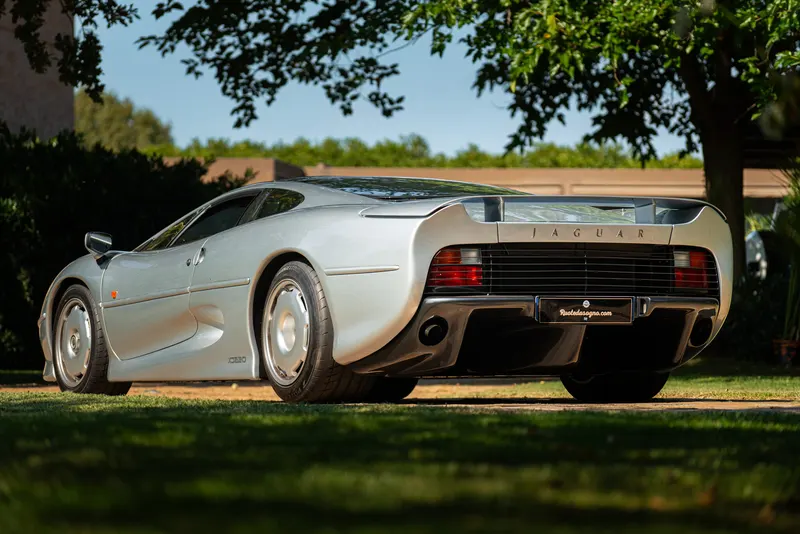 Jaguar XJ 220 4