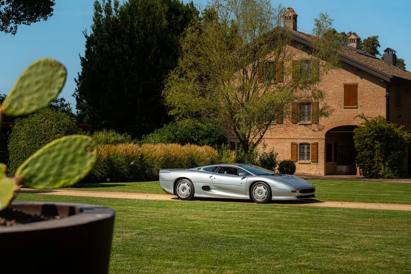 Jaguar XJ 220 9