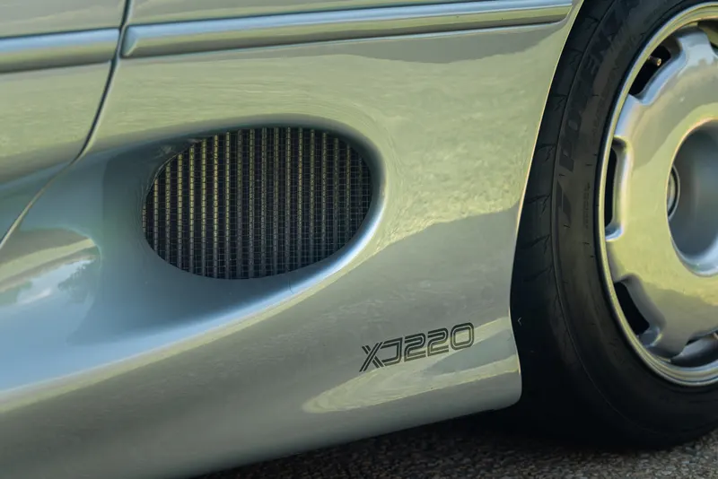 Jaguar XJ 220 28