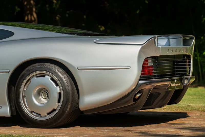 Jaguar XJ 220 24